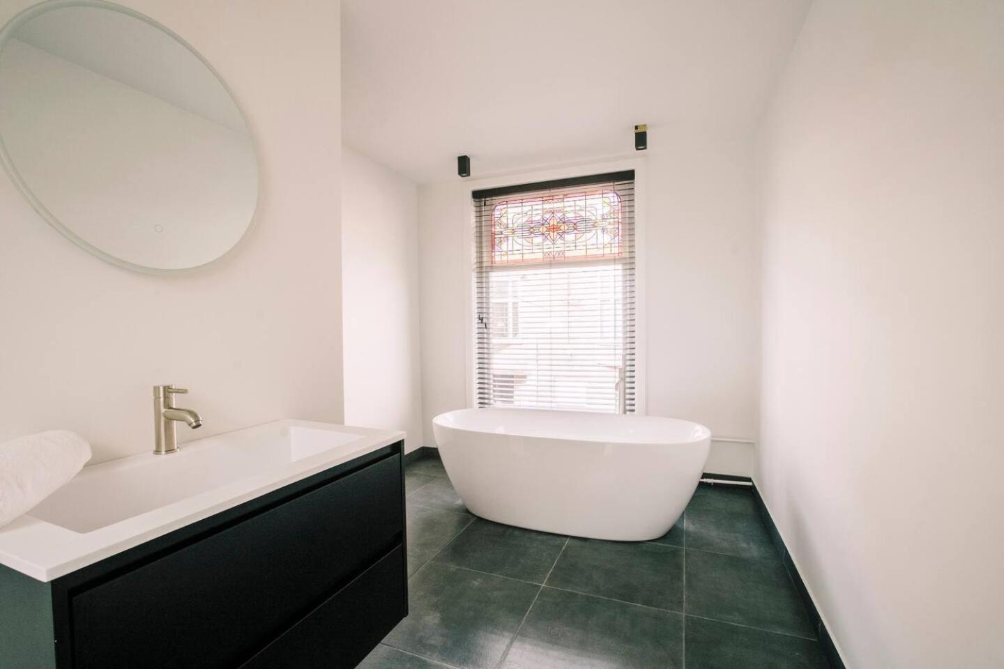 Xxl Loft With Bath Located Stadsvilla Tilburg Zewnętrze zdjęcie